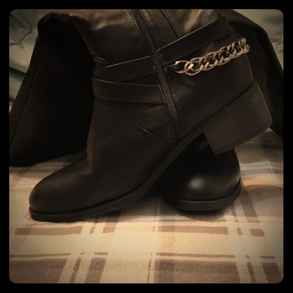Lane Bryant black heel boots with chain